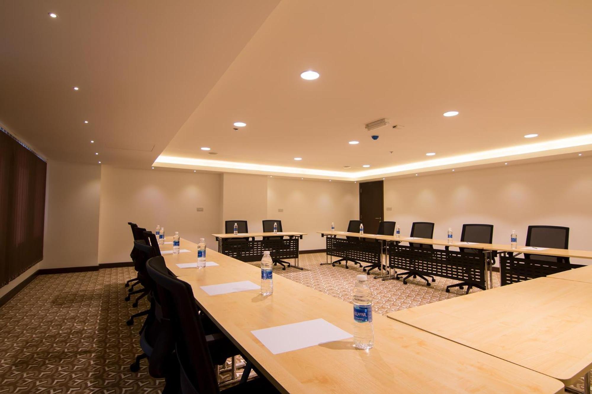 City Park Hotel Apartments Maskat Zewnętrze zdjęcie
